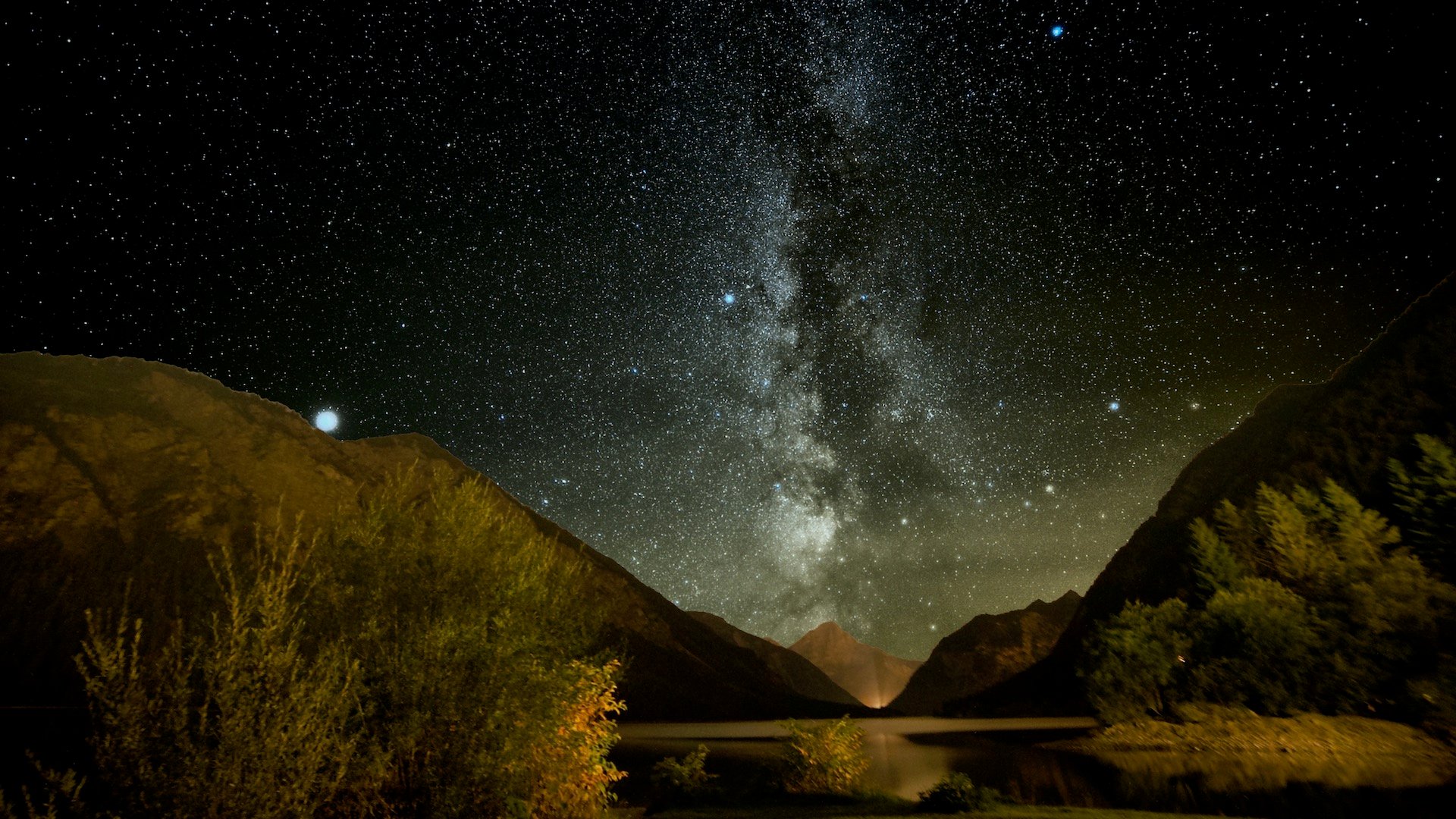 The Milky Way in the constellation Aquila above lake Plansee. Exposure 50x60 seconds at ISO 1,200, Jupiter is in the left of the picture. Photo: Marcus Schenk