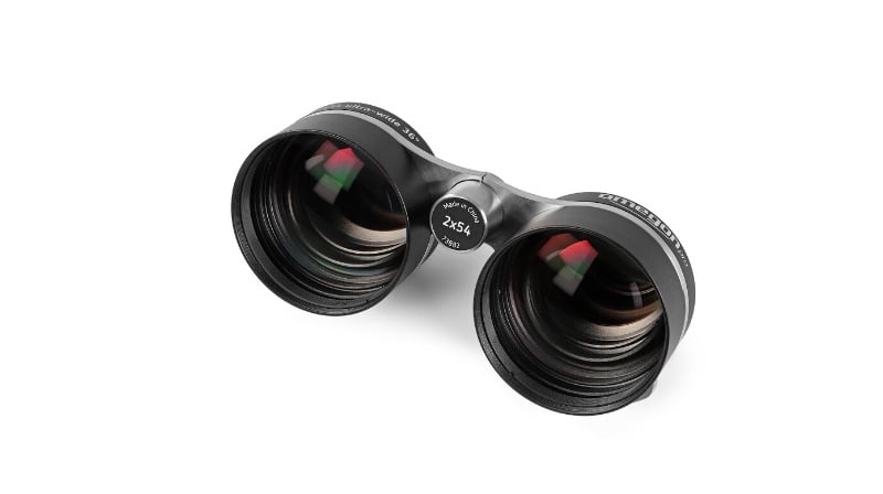 Los prismáticos Omegon Sternfeld cuentan con lentes de 54 mm con tratamiento antirreflectante para obtener imágenes luminosas y nítidas