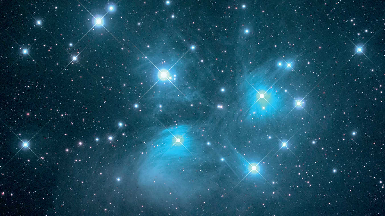 The aim of astrophotography is to achieve needle-sharp stars right to the edges of the image.
For this image of the Pleiades (Messier 45), a refractor with a 530-mm focal length
(f/5) was used together with a full-frame DSLR. The picture consists of 12 images, each with an exposure time of 300 seconds (at ISO 1600), giving a total exposure time of 60 minutes.